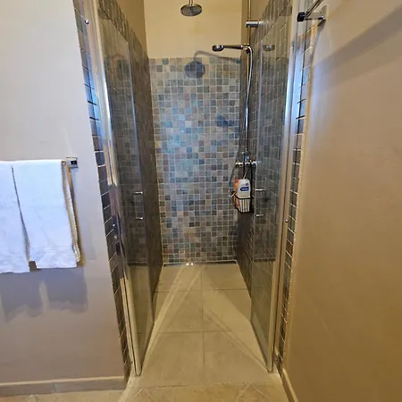 Βίλα Yvonne,private Pool,private Parking 1,7 Km From The *