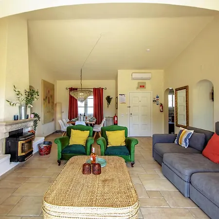 Villa Yvonne,private Pool,private Parking 1,7 Km From The